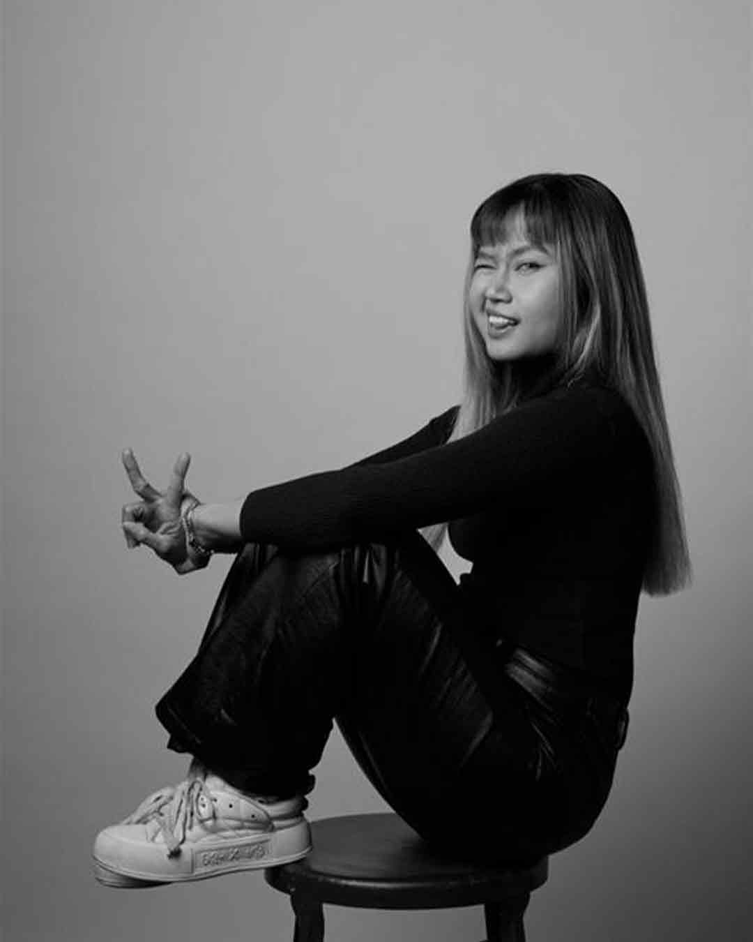 A picture of Uyen smiling on a chair