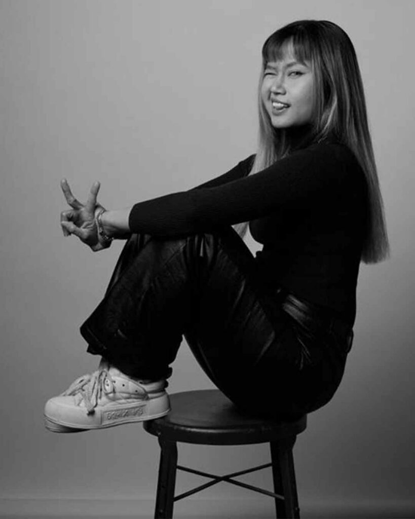 A picture of Uyen smiling on a chair